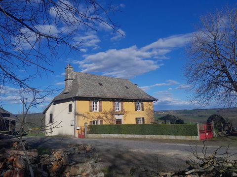   CORPS DE FERME SUR 1 Ha DE TERRAIN ENVIRON A 25 MN D'AURILLAC Maison - 7 pi�ce(s) - 150 m�