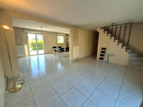   D�couvrez cette magnifique maison qui allie confort, �l�gance et proximit� avec toutes les commodit�s - une opportunit� � ne pas Maison - 5 pi�ce(s) - 140 m�