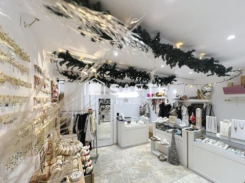 Emplacement premium ultra-fr&eacute;quent&eacute;, belle vitrine sur rue et environnement commercial dynamique au c�ur d'une zone &agrave; forte attr 1900 83110 Sanary-sur-mer