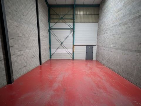 Local commercial 160m&sup2; avec cour 209000 26120 Chabeuil