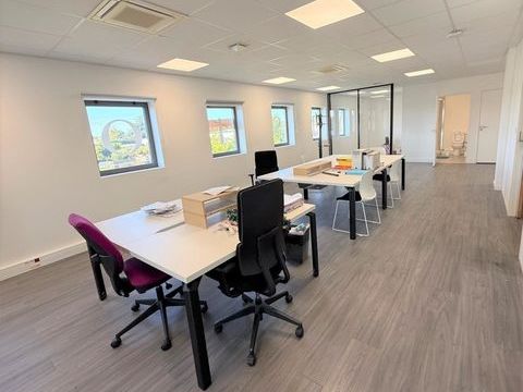 260 m&sup2; de bureaux climatis&eacute;s et fonctionnel sur 2 &eacute;tages. Disponible imm&eacute;diatement 545800 33370 Tresses