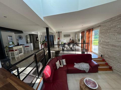   4 KM YERVILLE, Magnifique Pavillon! Maison - 7 pi�ce(s) - 195 m�