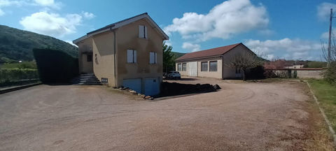   2 MN CENTRE CREMIEU VILLA  AVEC DEPENDANCE SUR 2138 M2 DE TERRAIN Maison - 4 pi�ce(s) - 121 m�