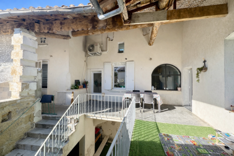   En exclusivit� Maison de village  d'environ 120m2 hab enti�rement r�nov�e, cour et terrasse, 4 chambres Maison - 4 pi�ce(s) - 140 m�