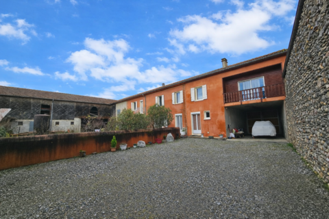   A vendre- Ausson 31210- Maison corps de ferme r�nov� de 230 m2 avec plusieurs d�pendances Maison - 10 pi�ce(s) - 230 m�
