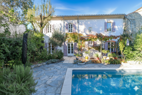   A 30 MINUTES DE NIMES ET MONTPELLIER : Belle b�tisse de charme avec piscine et garage Maison - 7 pi�ce(s) - 202 m�