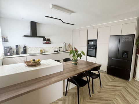   Villa d'environ 185 m2 sur 600 m2 de terrain, 6 chambres,  3 sde, piscine Maison - 7 pi�ce(s) - 185 m�