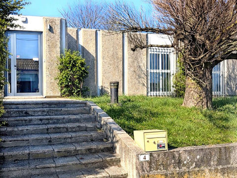 A vendre local commercial de plain-pied 344m 2 avec parking privatif - Aubenas - 375000 07200 Aubenas