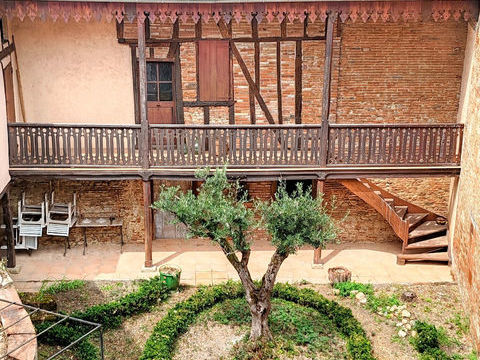   A VENDRE, Maison de ville avec cour int�rieure et d�pendance Maison - 8 pi�ce(s) - 218 m�