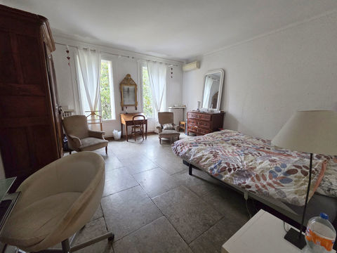   VAUVERT . Appartement proche centre ville 123 m2 4 chambres. Appartement - 7 pi�ce(s) - 123 m�