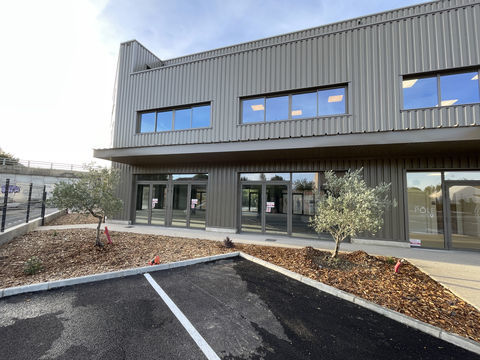 À LOUER   SURFACES PROFESSIONNELLES MODULABLES DE 30 m2 À 260 m2 510 84250 Le thor