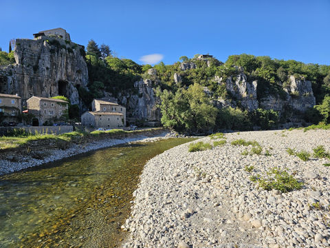   D�pt. 07 - A VENDRE � LABEAUME - Grande maison de Village de 500 m2 - Parcelles de 820 m2 Maison - 8 pi�ce(s) - 350 m�