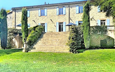   Il est des lieux qui racontent une histoire d�s le premier regard. Propri�t�/ch�teau - 15 + pi�ce(s) - 800 m�