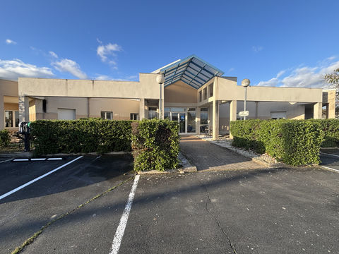 A vendre local professionnel bureaux et activit&eacute;. Lou&eacute; .Dpt 81 489720 81300 Graulhet