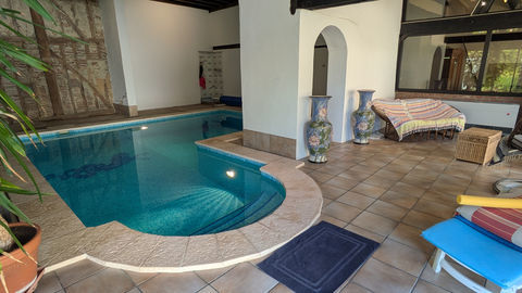   SOUS-OFFRE    Ancien presbyt�re avec piscine, d�pendances (app F1, atelier, grange, bureau, serre, 2 caves vou Maison - 7 pi�ce(s) - 200 m�