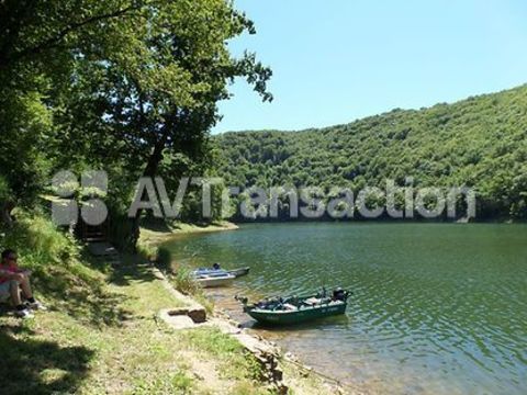   Cantal : Camping de charme ** au bord d'un lac � 30 emplacements Villa - 9 pi�ce(s) - 80 m�