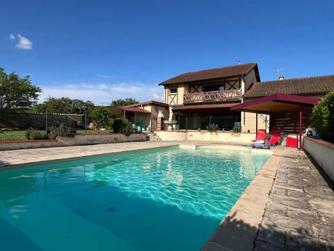   Grande maison de 195m2 avec 3 chambres et piscine Maison - 6 pi�ce(s) - 195 m�