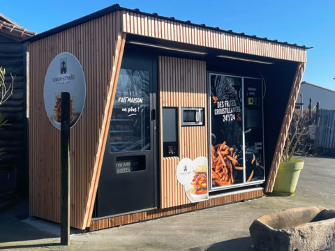 85. VENDEE. A VENDRE DISTRIBUTEUR AUTOMATIQUE MODULABLE DE BURGERS FRITES PLATS DU JOURS BOISSONS 52200 85500 Les herbiers