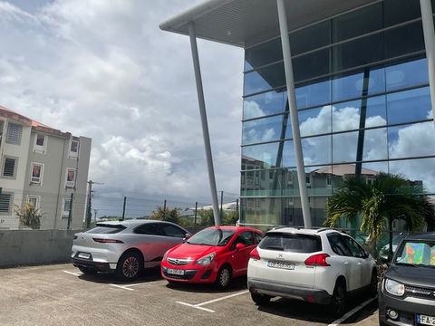 A vendre en totalit&eacute; Immeuble de rapport / 'CARRE D'AFFAIRES CHATODO' 97232 Le Lamentin (Martinique) / R+2 / s 1575000 97232 Le lamentin