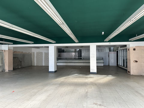   BATIMENT AVEC LOCAL COMMERCIAL, APPARTEMENT ET GRENIER AMENAGEABLE Maison - 4 pi�ce(s) - 297 m�