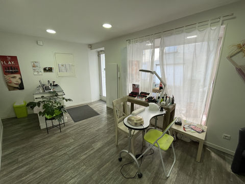 MUR COMMERCIAUX CENTRE AMPLEPUIS 39000 69550 Amplepuis