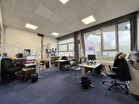 Bureaux - A LOUER - 480 m&sup2; non divisibles 7500 93100 Montreuil