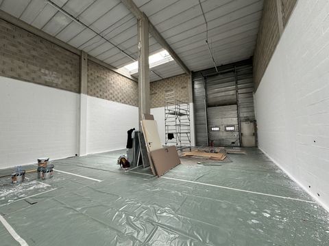 Locaux d'activit&eacute; - A LOUER - 753 m&sup2; divisibles &agrave; partir de 374 m&sup2; 5961 77184 Emerainville