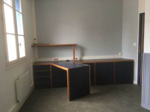 MAGNE BUREAU A LOUER  26 m2 env. / loyer de 350 � mensuel 380 79460 Magne