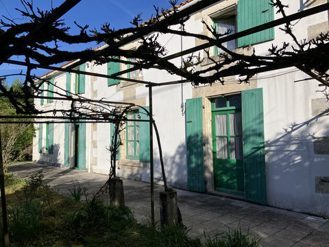   LE MAZEAU MAISON D'HABITATION AVEC HANGAR AVEC GRAND TERRAIN EN BORD DE RIVIERE Maison - 6 pi�ce(s) - 146 m�