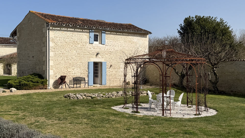 � vendre  Propri�t�/ch�teau Saint-Jean-d'Ang�ly (17400)