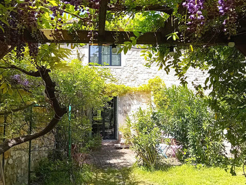   Uz�s, 7 k,  Mas de village, toute le charme bucolique du sud, 4 chambres, jardin , garage... Maison - 6 pi�ce(s) - 150 m�