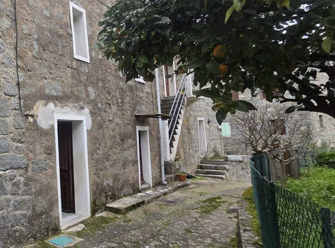   Petit prix en Corse-du-Sud : T2 � r�nover dans maison de village � Sollacaro Appartement - 2 pi�ce(s) - 24 m�