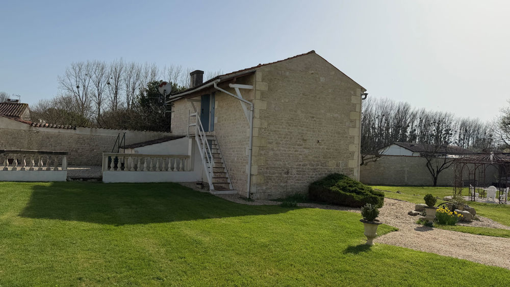 � vendre  Propri�t�/ch�teau Saint-Jean-d'Ang�ly (17400)