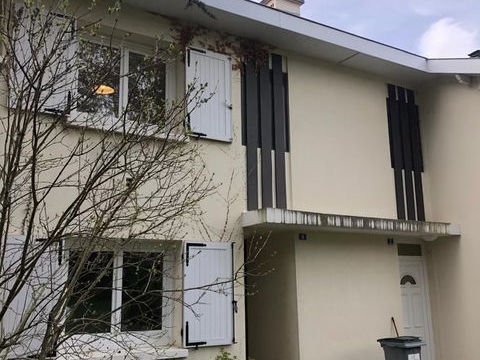   AMBERIEU EN BUGEY - Appartement T4 de 80 m2 au 1er �tage (sans ascenseur) avec buanderie, loggia et garage Appartement - 4 pi�ce(s) - 80 m�