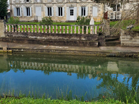   Maison, 10 pi�ces, surface de 247 m2  sur terrain de 15057 m2, situ�e tout proche de Mirambeau. Maison - 10 pi�ce(s) - 247 m�