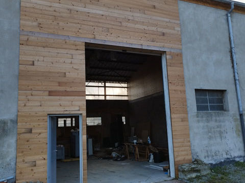 10 MN MONTBRISON LOCAL DE 220 M2 AVEC PARKING ET ACCES CAMIONS. 825 42600 St paul d uzore