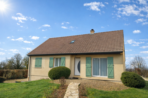   LAIGNES ( 21)  Pavillon contemporain de 1984 (130m2) avec sous-sol (100m2) sur 1700m2 de terrain avec piscine. Maison - 5 pi�ce(s) - 130 m�