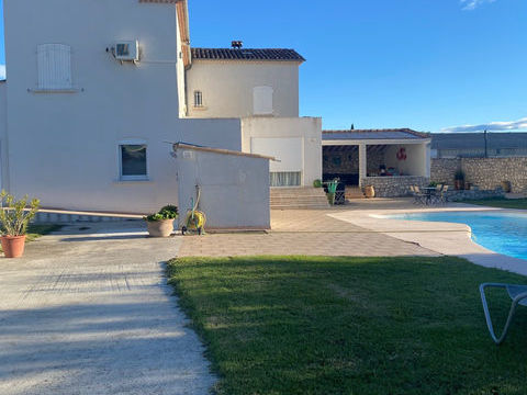   Maison familiale avec piscine sur 1 800 m2 Maison - 6 pi�ce(s) - 200 m�