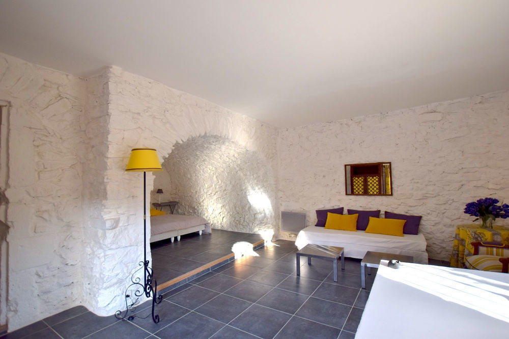 � vendre  Propri�t�/ch�teau Uz�s (30700)