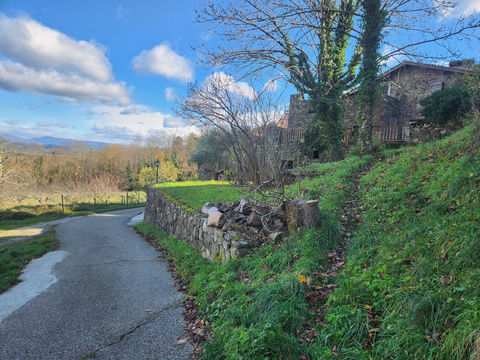   Maison de hameau en pierre sur un terrain attenant de 200 m2 avec stationnement et garage Maison - 7 pi�ce(s) - 170 m�