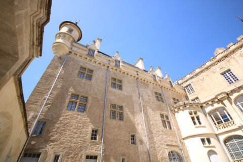   BEL APPARTEMENT DANS CHATEAU Appartement - 3 pi�ce(s) - 70 m�