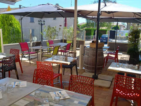 MACON A 5 KMS  EN VAL DE SAONE  - A VENDRE BELLE AFFAIRE ET CLIENTELE - BAR RESTAURANT AVEC TERRASSE 104500 71000 Macon