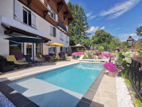 Propri&eacute;t&eacute; - Activit&eacute; commerciale -  environ 660 m2 habitables VALROMEY-SUR-SERAN 01260 790000 01510 Artemare