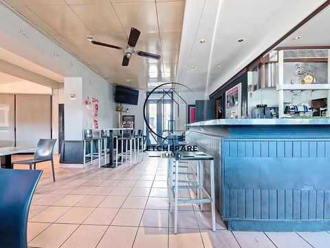   A vendre ensemble immobilier et fonds de commerce Maison - 7 pi�ce(s) - 218 m�