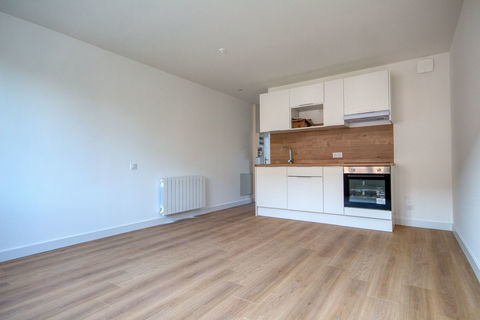   Appartement T2 enti�rement refait � neuf   rez-de-chauss�e   cour priv�e Appartement - 2 pi�ce(s) - 37 m�