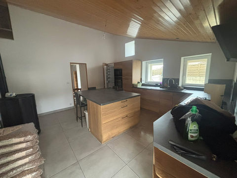   Maison en pierre � finir de r�nover Maison - 7 pi�ce(s) - 151 m�