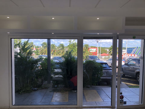 Local en rdc en centre commercial tr&egrave;s fr&eacute;quent&eacute; 1500 97122 Baie mahault