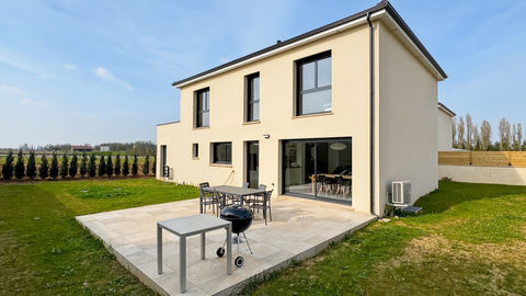   ELEGANTE MAISON FAMILIALE RECENTE DE 156 M2 - FEUCHEROLLES SAINT-GEMME. Maison - 7 pi�ce(s) - 156 m�