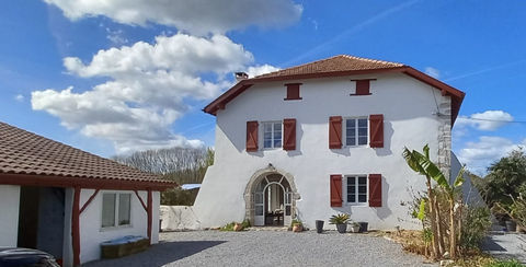   Maison de caract�re T6 datanrt de 1586 en bon �tat g�neral Maison - 9 pi�ce(s) - 200 m�