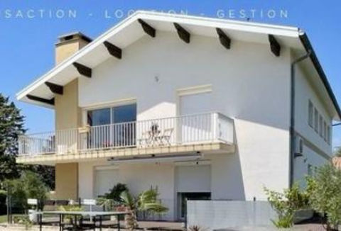   Grande maison de 200 m2 Maison - 8 pi�ce(s) - 200 m�